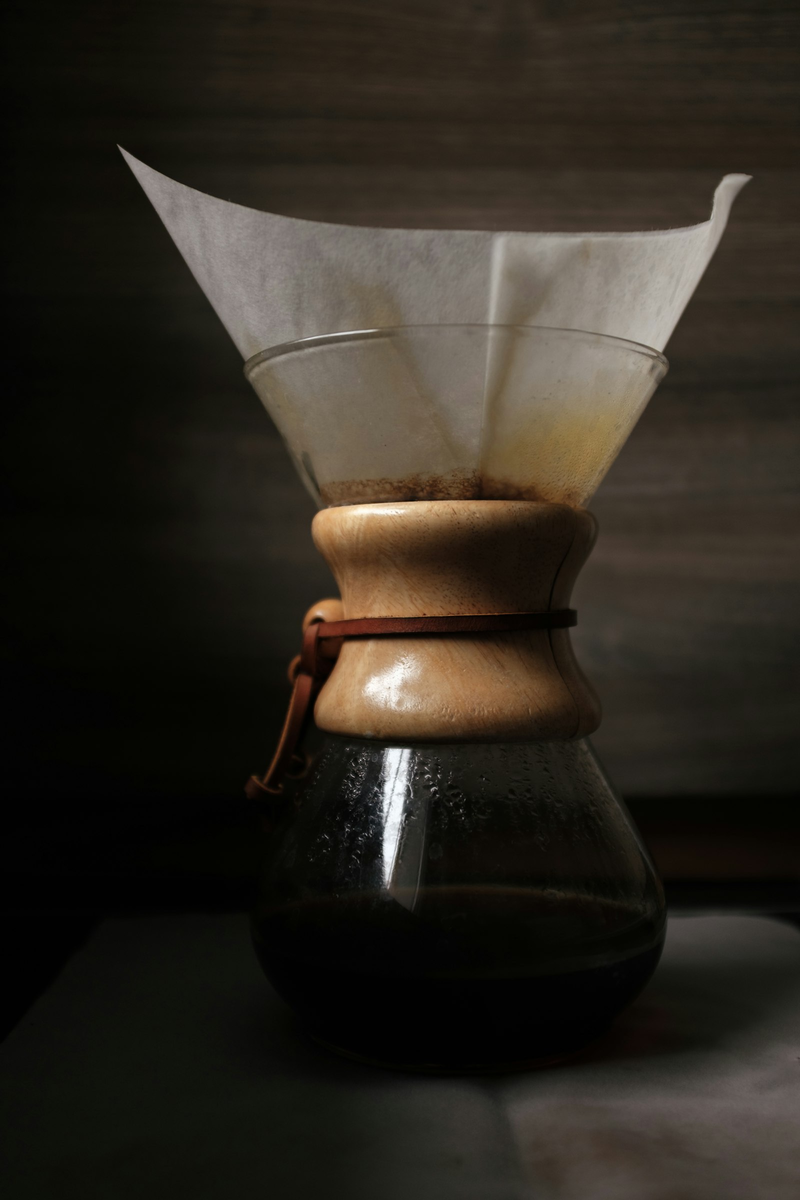 A Chemex brewer in side profile
